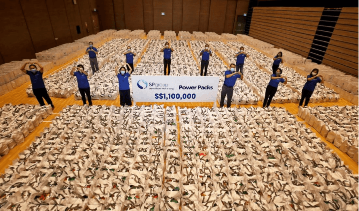 Group CEO of SP Group, Stanley Huang (back row, third from left) and members of SP Group’s Executive Leadership Team at the annual SP Power Packs charity drive held today, 20 Jan 2022.
